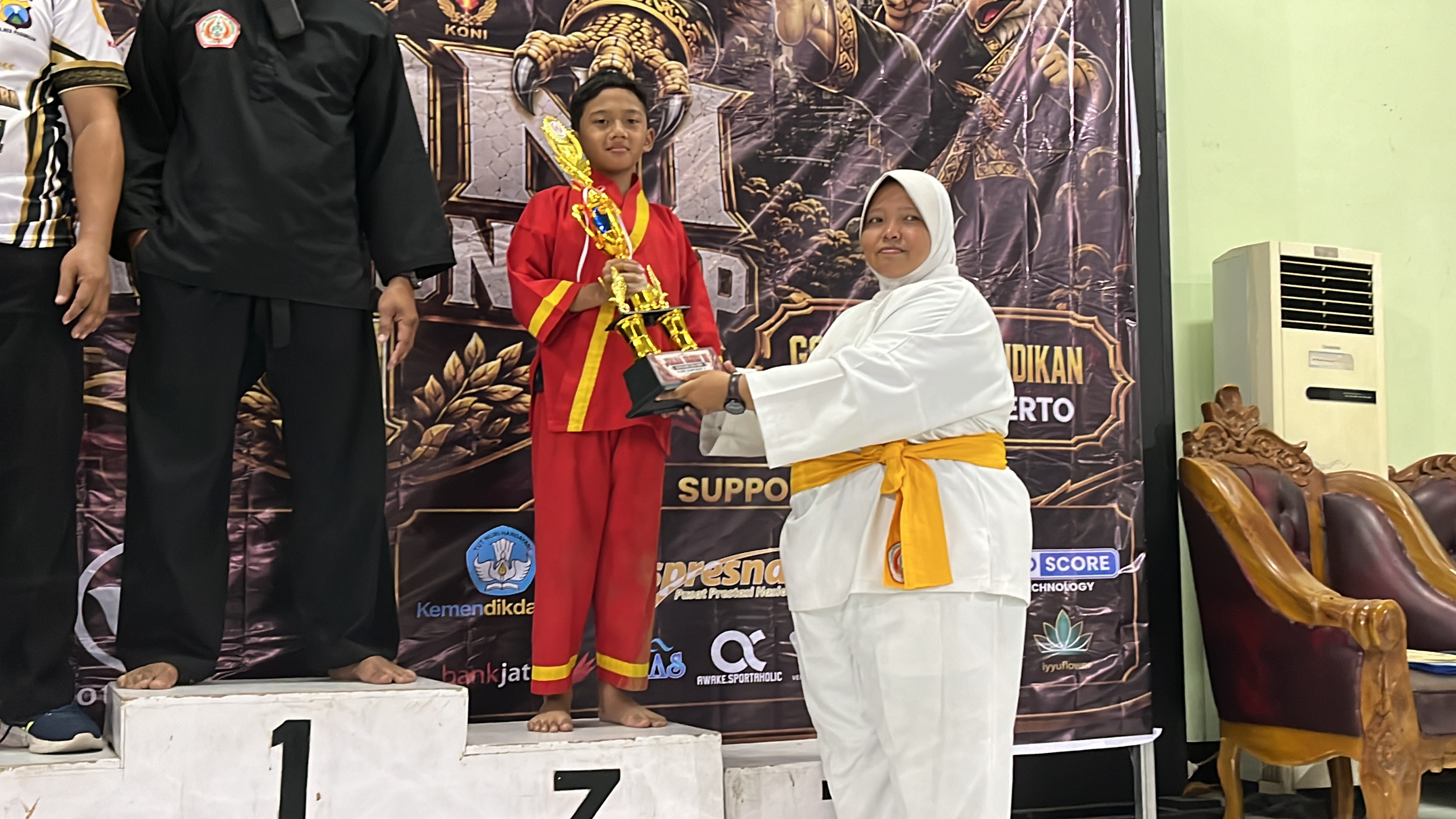 Penyerahan Piala